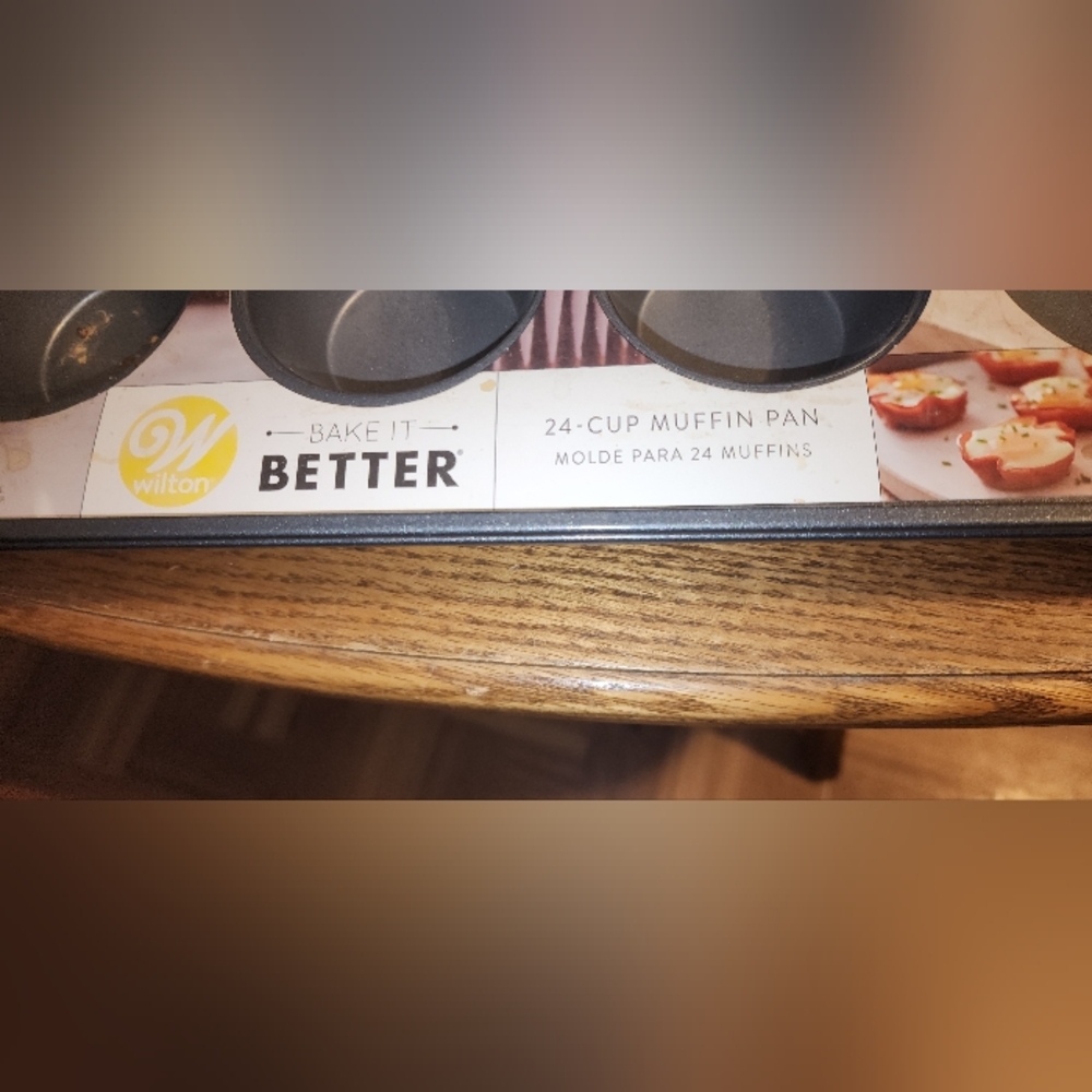 WILTON NWT BAKE IT BETTER  24 CUPCAKE MUFFIN PAN. 1 pan - Picture 2 of 7